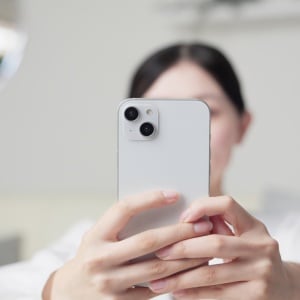 撮りたい瞬間を逃さない！【iPhone】カメラの“長押し”時短テク「知らなかった」「絶対使う！」