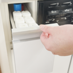 粉や油汚れがごっそり…。“キッチン引き出し”のベタつきリセット掃除術「次回の掃除がラクになる！」