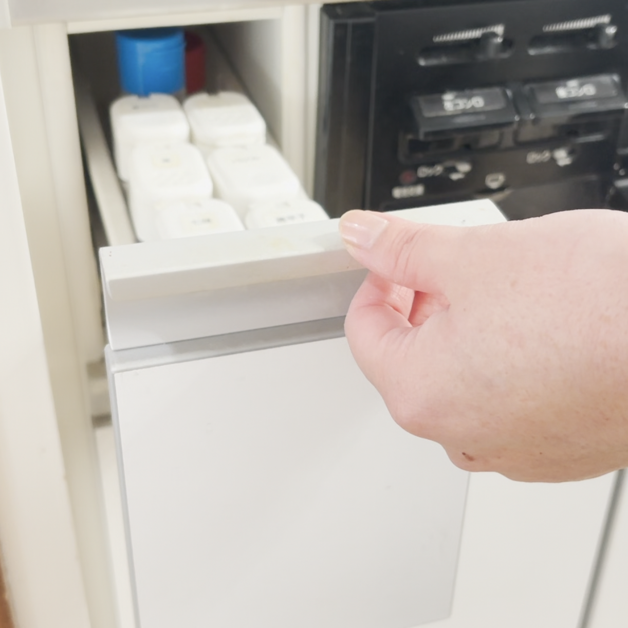  粉や油汚れがごっそり…。“キッチン引き出し”のベタつきリセット掃除術「次回の掃除がラクになる！」 