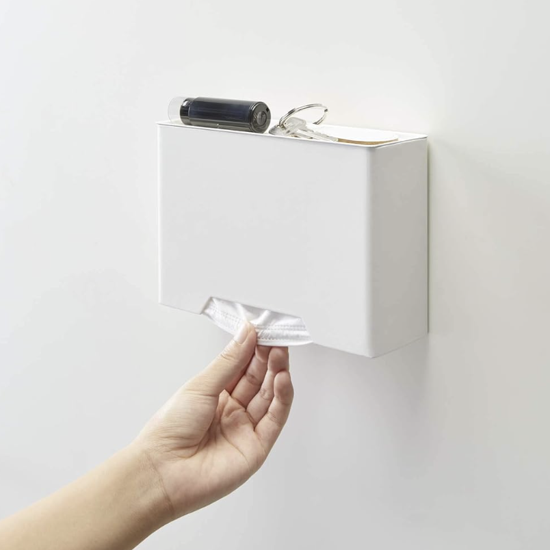  靴を履いてから「あ、忘れた！」の絶望におさらば。玄関ドアに“貼るだけ”収納で、朝の出発が劇的スムーズに 