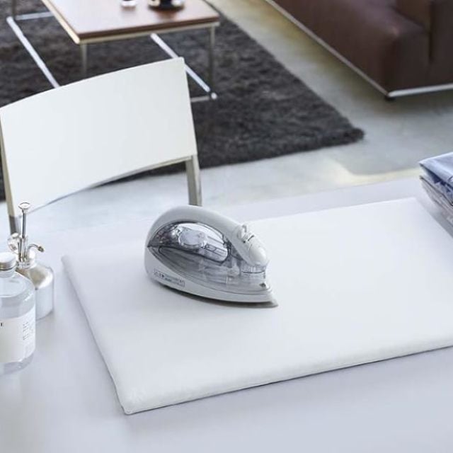  「アイロン台を出すのが面倒」な全ママへ。脚をなくしたら“準備0秒”で家事が終わるようになりました 