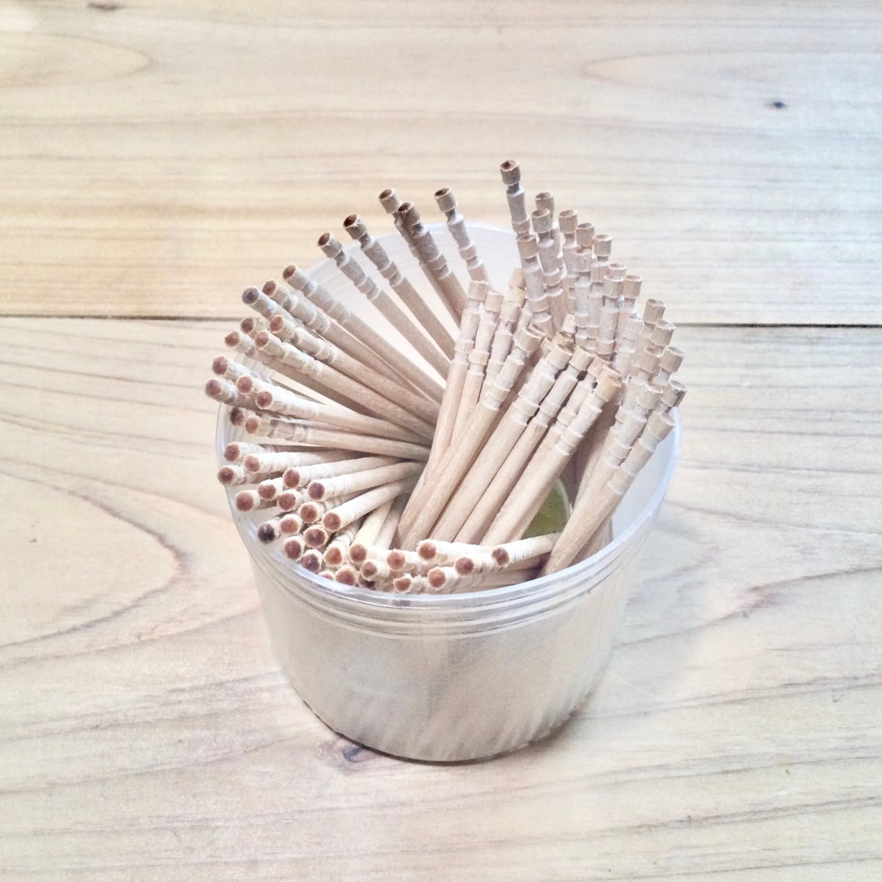  倒れても「つまようじの束」がバラバラにならない“家にある意外なアイテム”「すぐマネする」 