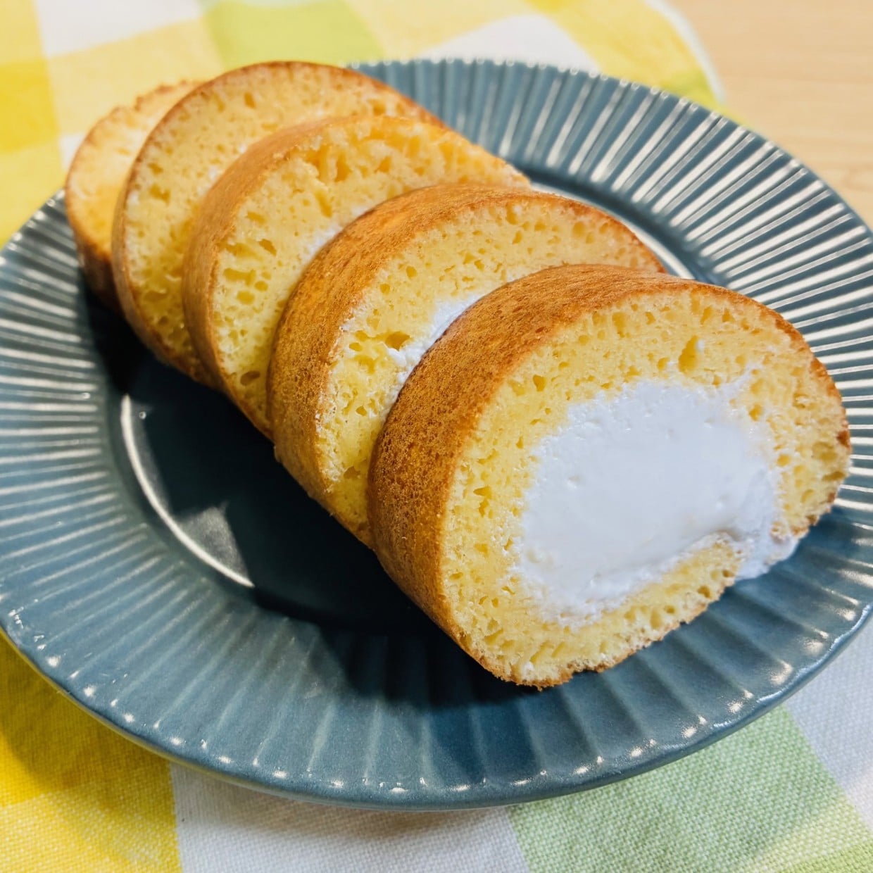  「ロールケーキ」を型・オーブン無しで作るワザ「びっくり！」「すごい、おいしそう」 