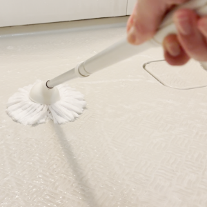 ゴシゴシしない！「お風呂床の溝」のぬめりを“スルスル落とす”掃除のコツ「手順が大事！」