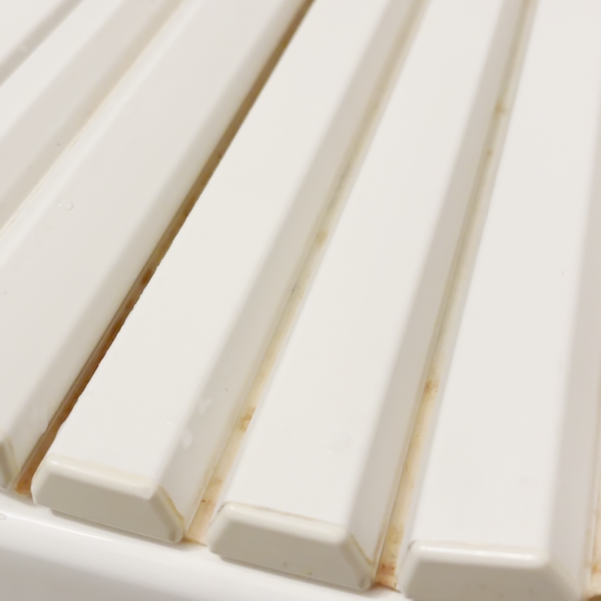  “つけて待つ”だけ！「蛇腹お風呂ふた」の“ぬめり・黒ずみ”の手間いらず掃除術「溝の汚れまですっきり」 