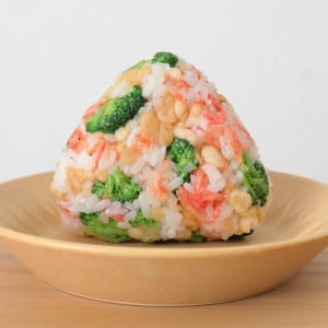 朝「おにぎり」に入れると栄養抜群！実は“カルシウムやタンパク質が豊富な食材”とは？