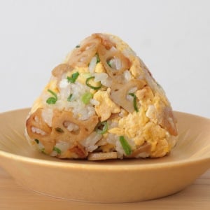 朝「おにぎり」に入れると満足感が上がる。“栄養満点な卵と旬の野菜”とは？「おかずは要らない」