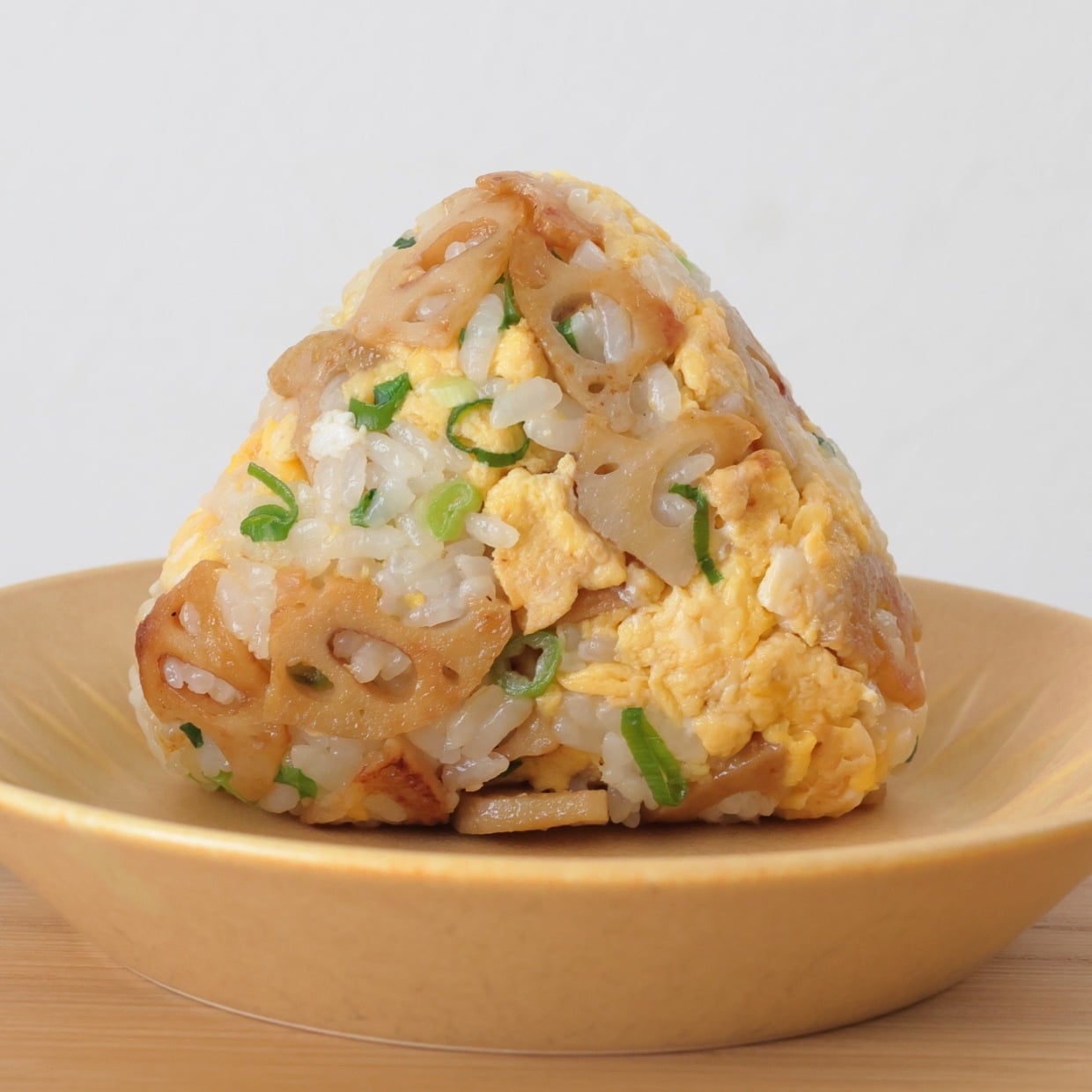  朝「おにぎり」に入れると満足感が上がる。“栄養満点な卵と旬の野菜”とは？「おかずは要らない」 