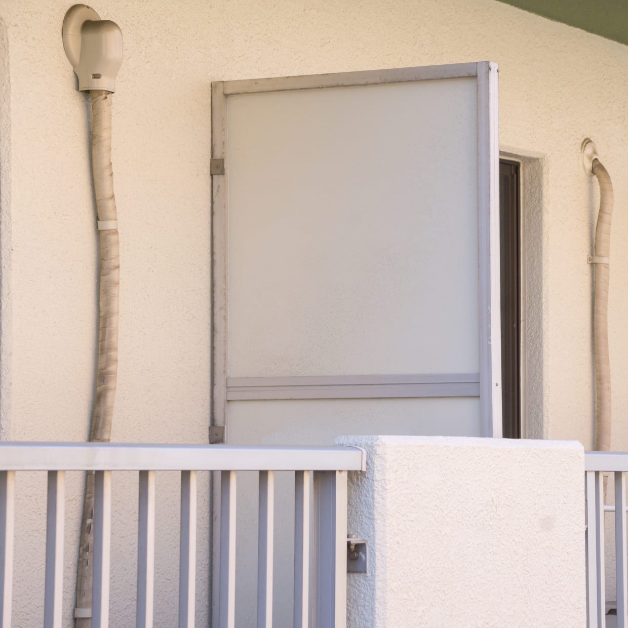  いざという時の助けになる。マンションベランダの“隣家との仕切り板”が薄いワケ「家族に共有する」 