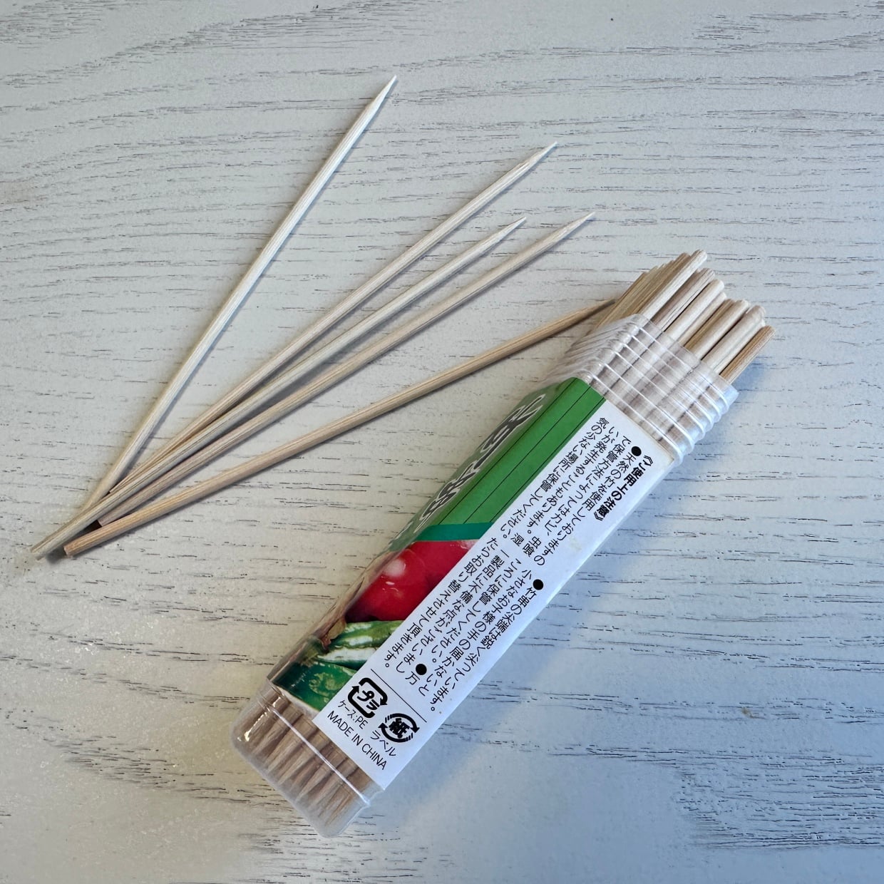  尖っている串や割りばしの“ゴミ袋破れ防止”テク「思いつかなかった」「ひと手間でけがを防ぐ」 