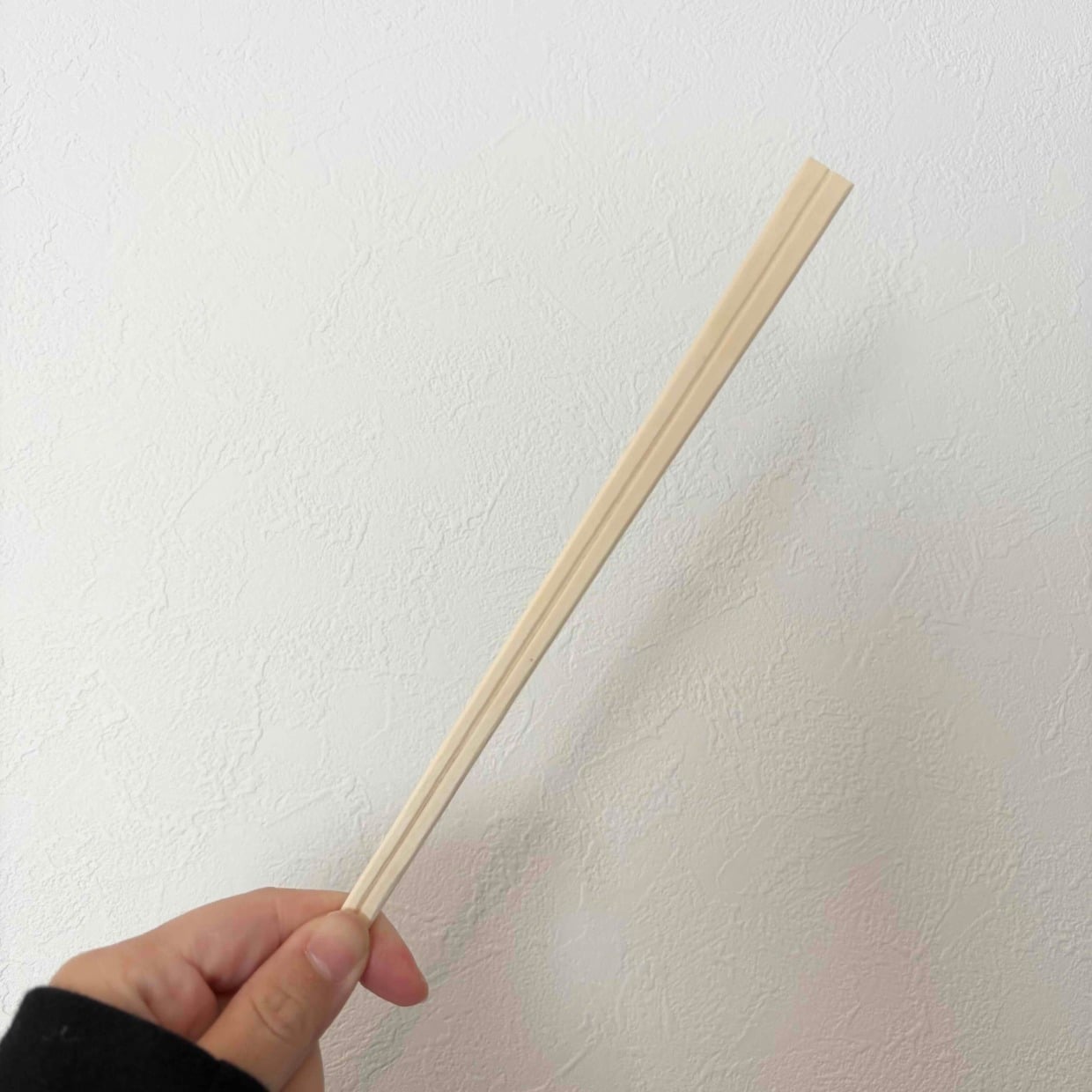  なぜか捨てられない「割りばし」が“車内で活躍する”2つの活用術「使ったらそのまま捨てられる」 