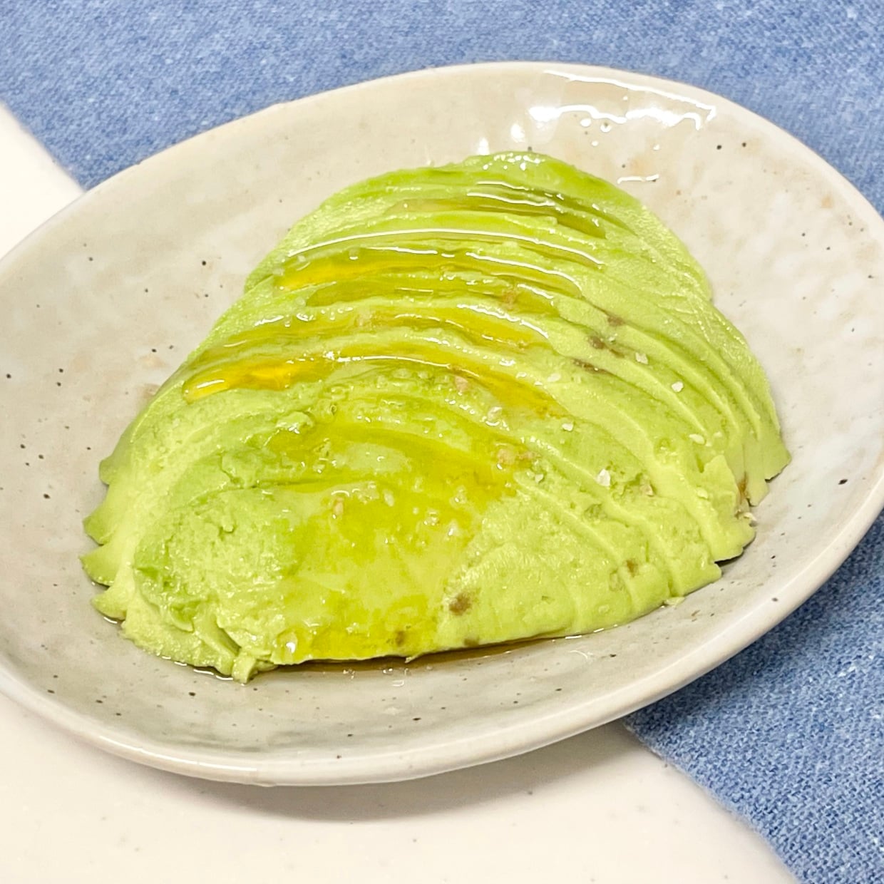  「大さじ1かけるだけ」アボカドと組み合わせると相性抜群の調味料とは「5分でできる」 