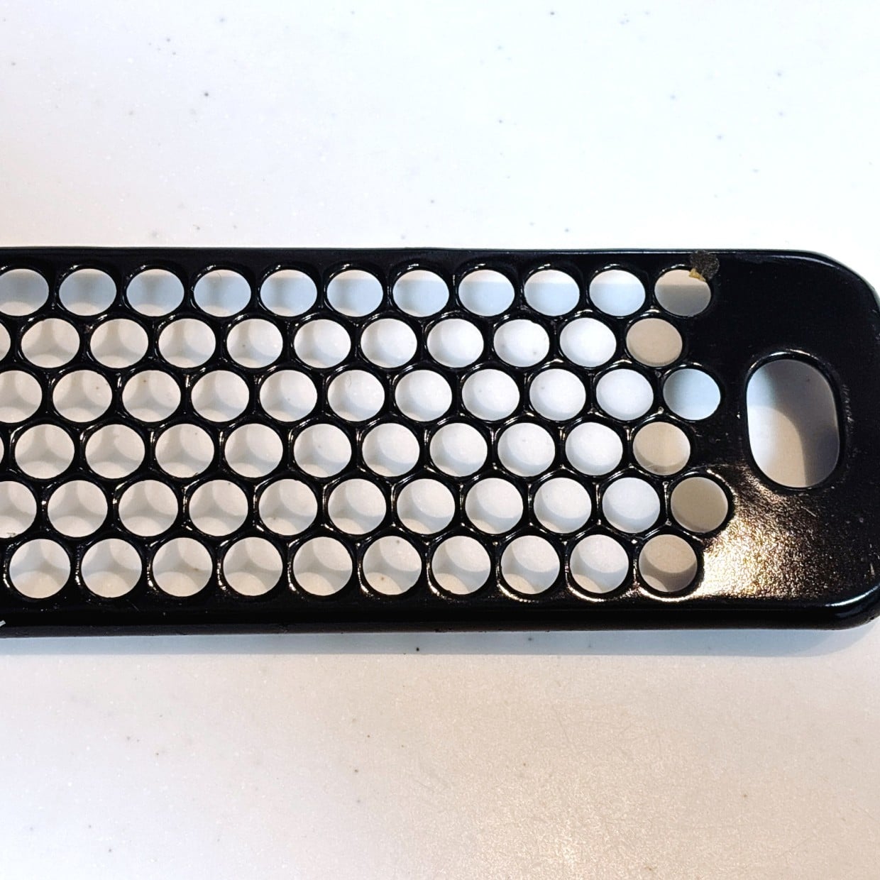  台所用中性洗剤では落ちない！「排気口カバー」の“べっとり油汚れ”が浮いてピカピカになる【簡単掃除術】 