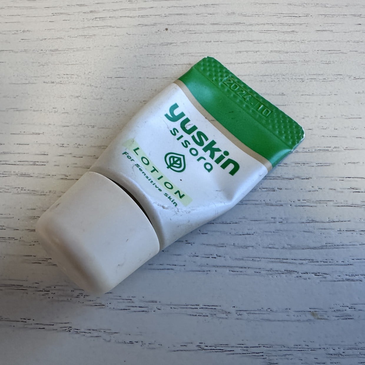  捨てるのはまだ早い！「チューブ容器」の中身を最後まで使う裏ワザ「意外と残ってる」「ムダなし」 