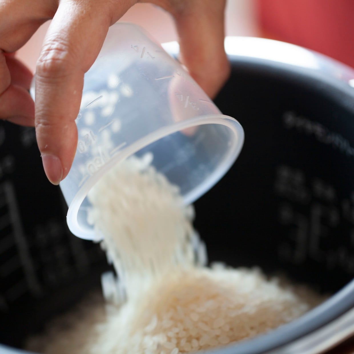  食費が少ない人が“あえて外出前にごはんを炊飯予約”するワケ【節約の達人に学ぶ】 