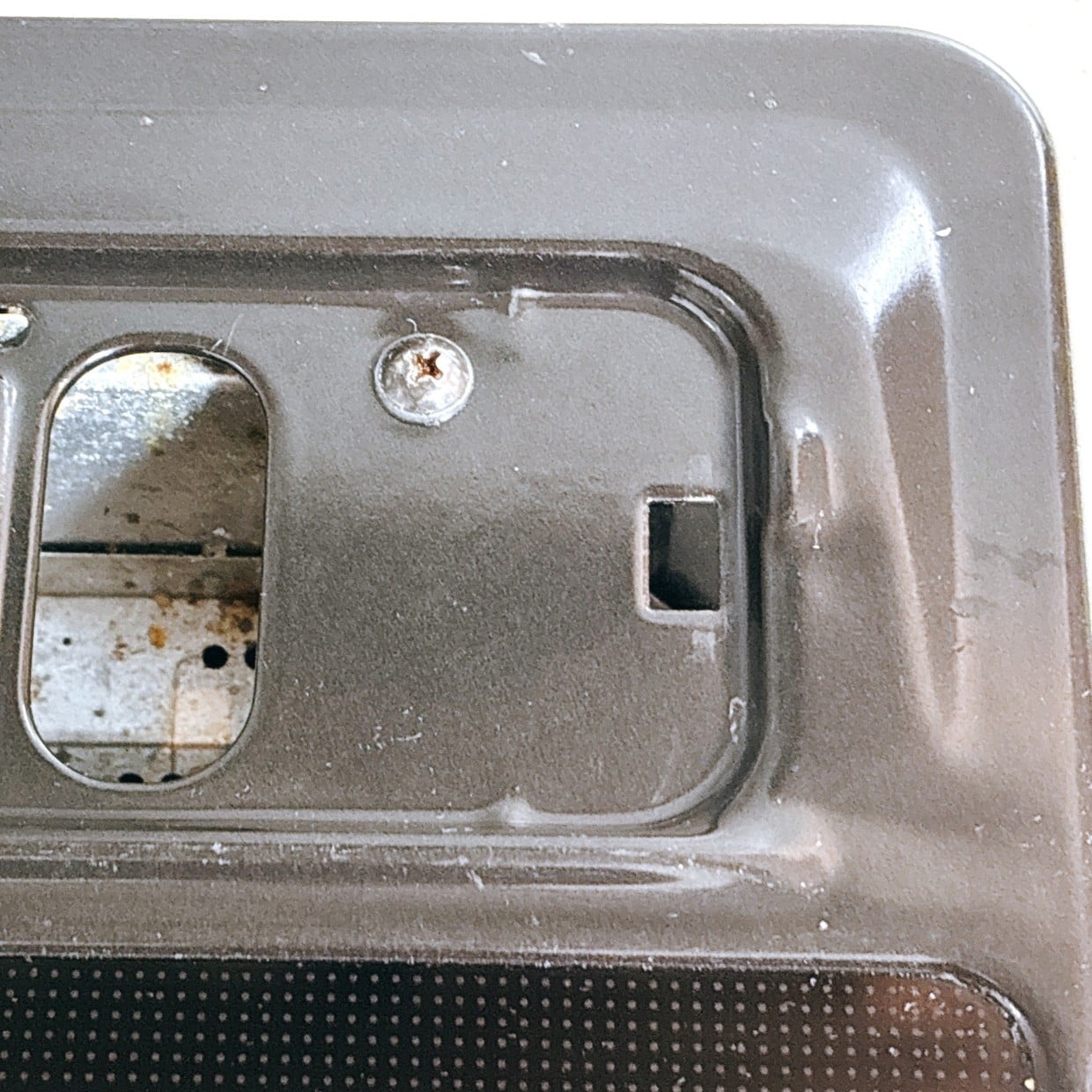  へばりついた油汚れが浮いて隅々までピカピカ！「コンロ排気口」の【簡単掃除術】 