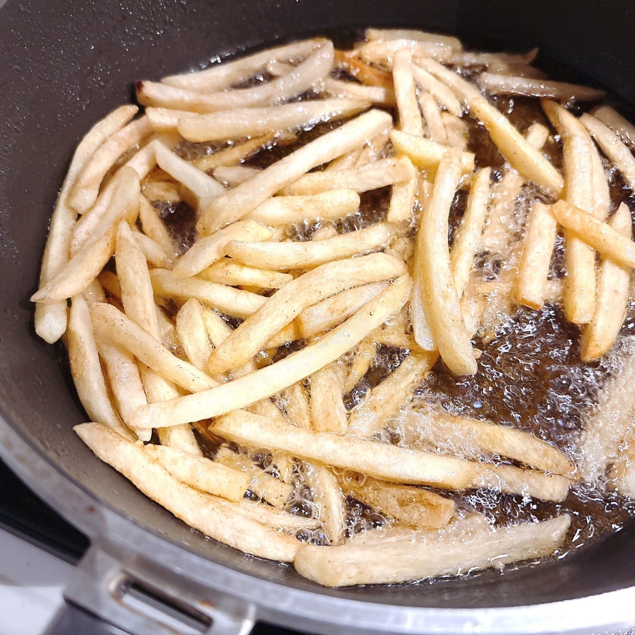  「ひとふり」するだけ。いつもの“フライドポテトを格上げ”する裏ワザ「素材の味が引き立つ」 