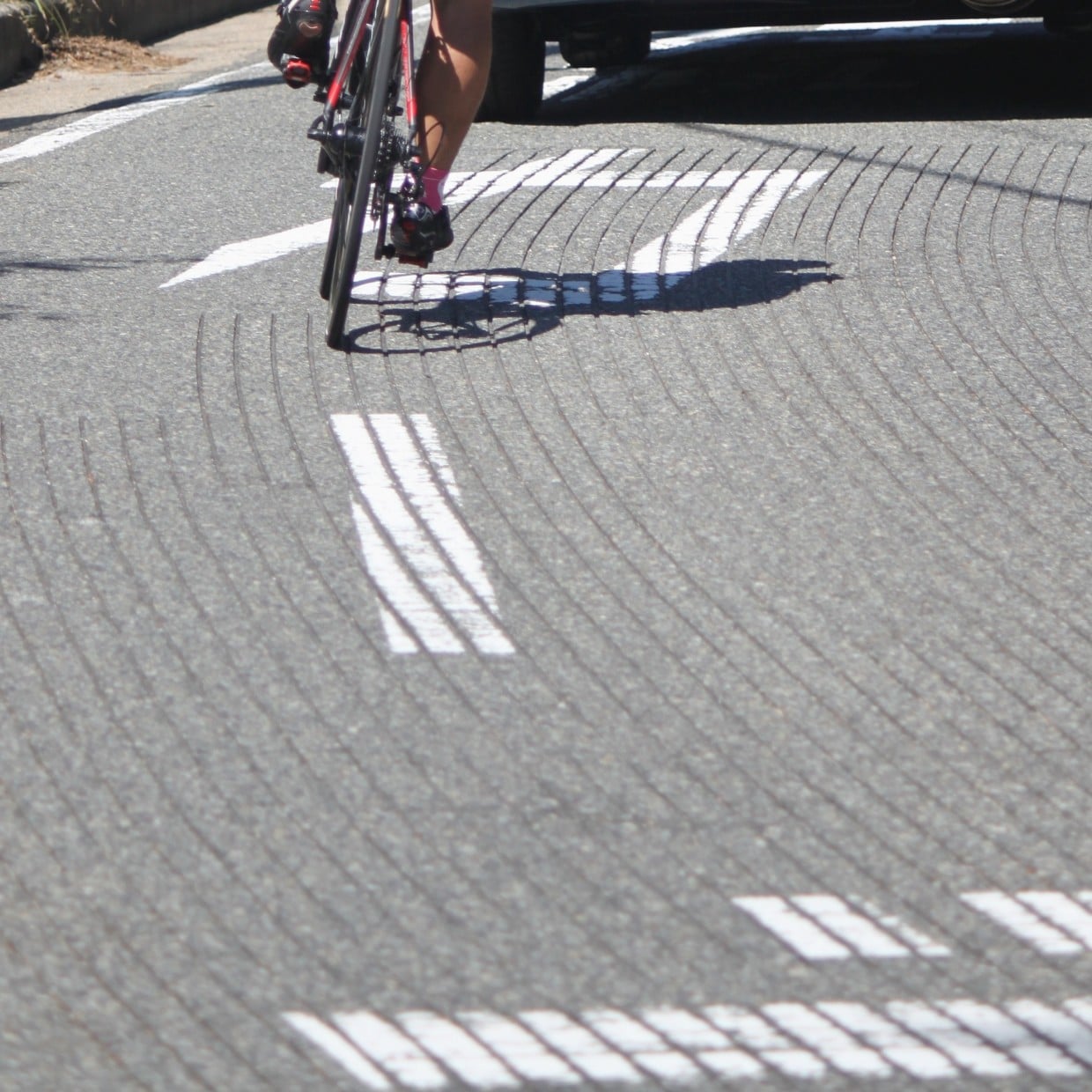  知らなかった。ただの線じゃない！道路にある“なぞの溝”の正体 