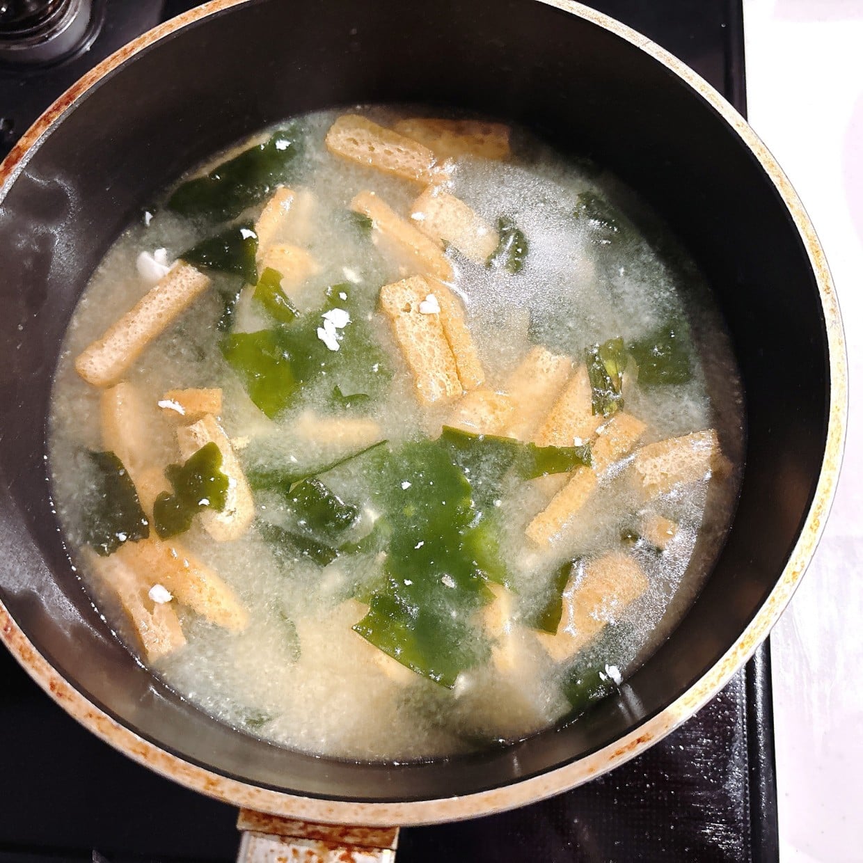  「大さじ1加えるだけ」みそ汁の旨味がアップする白い食材「豆腐じゃない」「難しい工程なし！」 