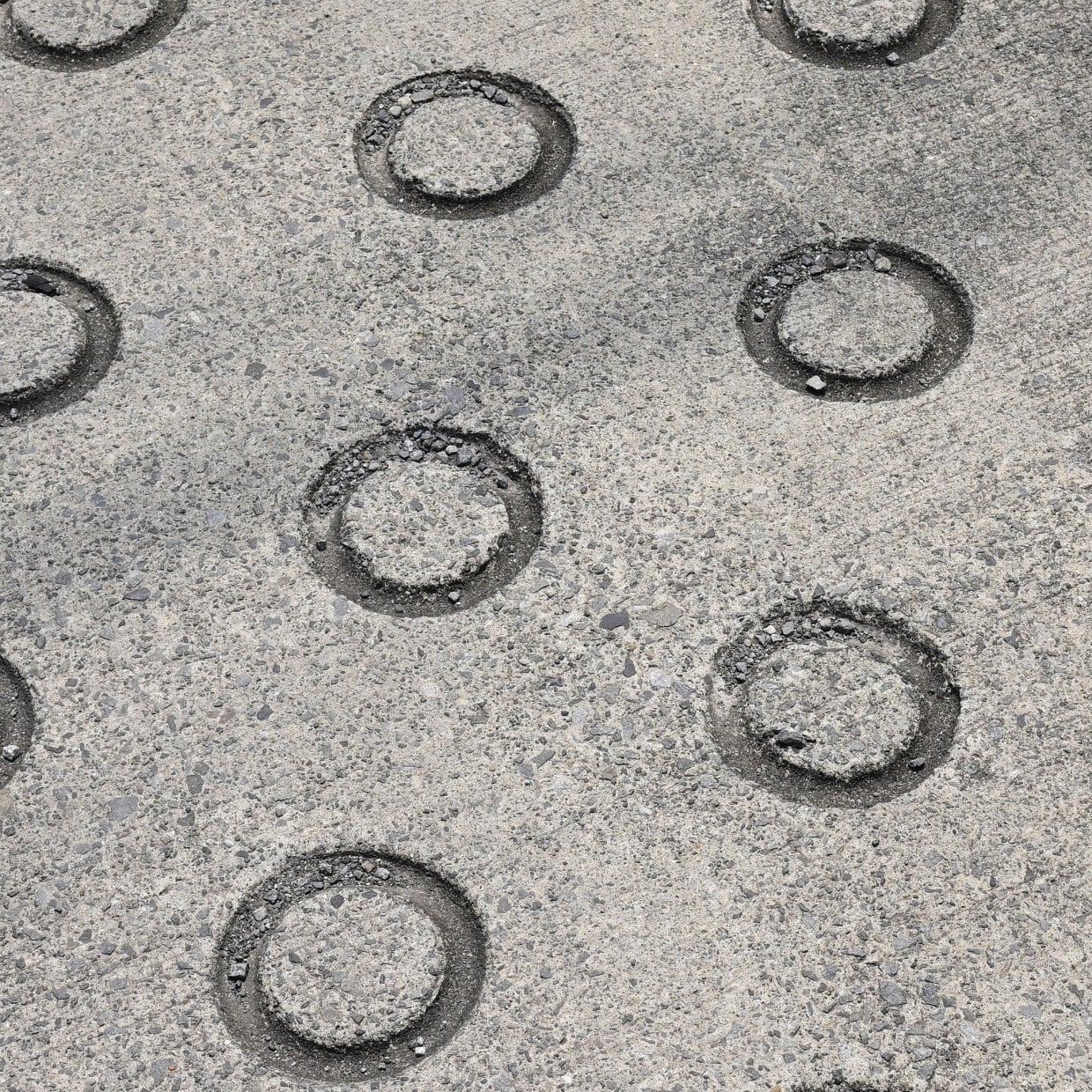  知らなかった。道路にある“ドーナツ状のくぼみ”の正体と役割 