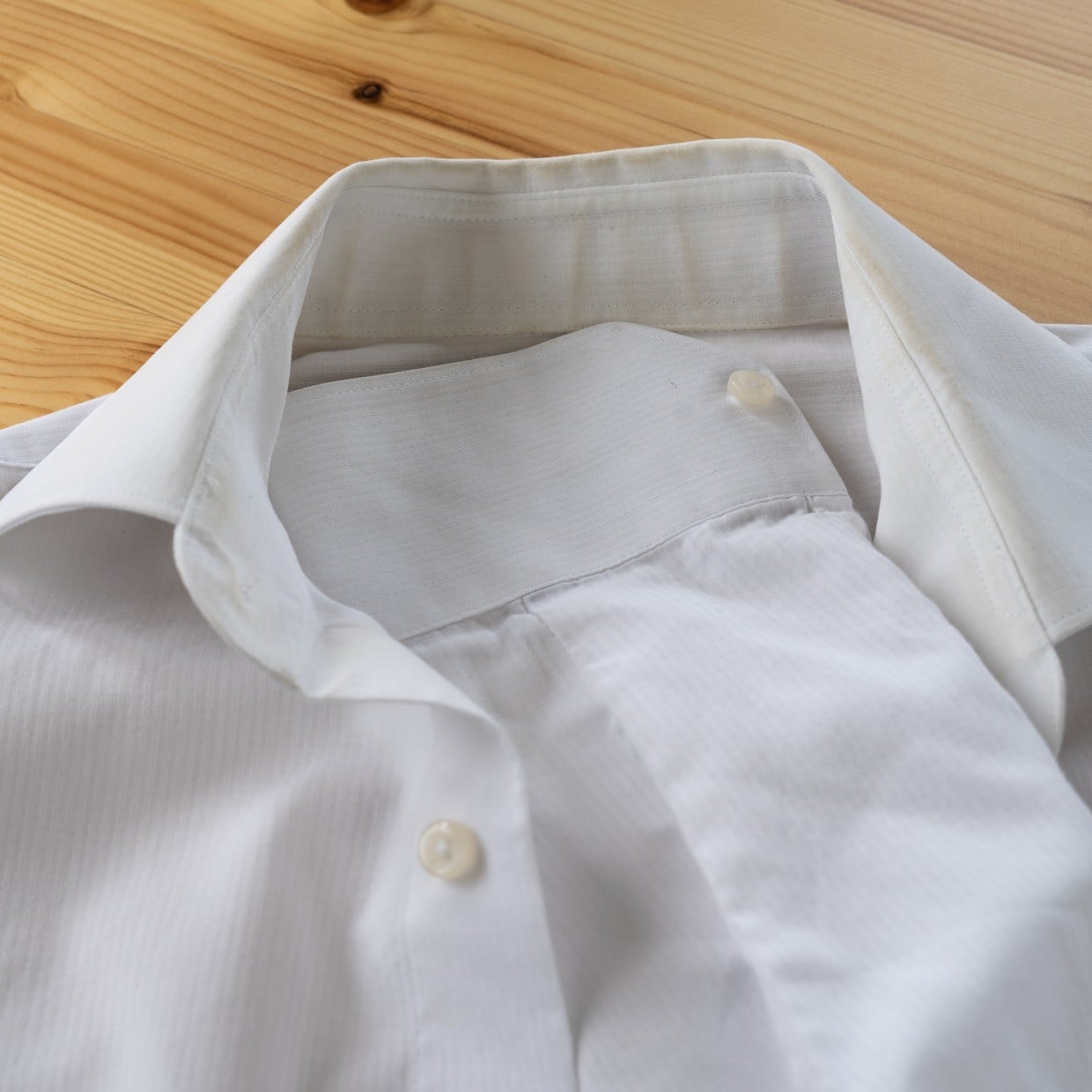  放置した“シャツの黄ばみ”を落とす2つの簡単ケア「自宅でできる」「なるべく早く」 