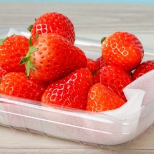 想像以上にデリケート！「いちご」が傷む“NG保存法3つ”「長持ちさせたい」「知らなかった」