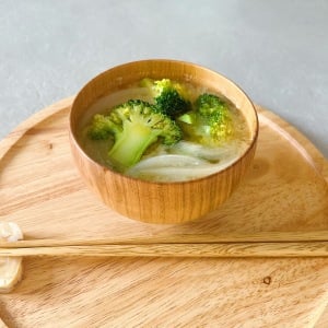 朝「みそ汁」にいれると腸がよろこぶ。“食物繊維がたっぷりな2つの春野菜”とは？「お腹の張り予防にも」