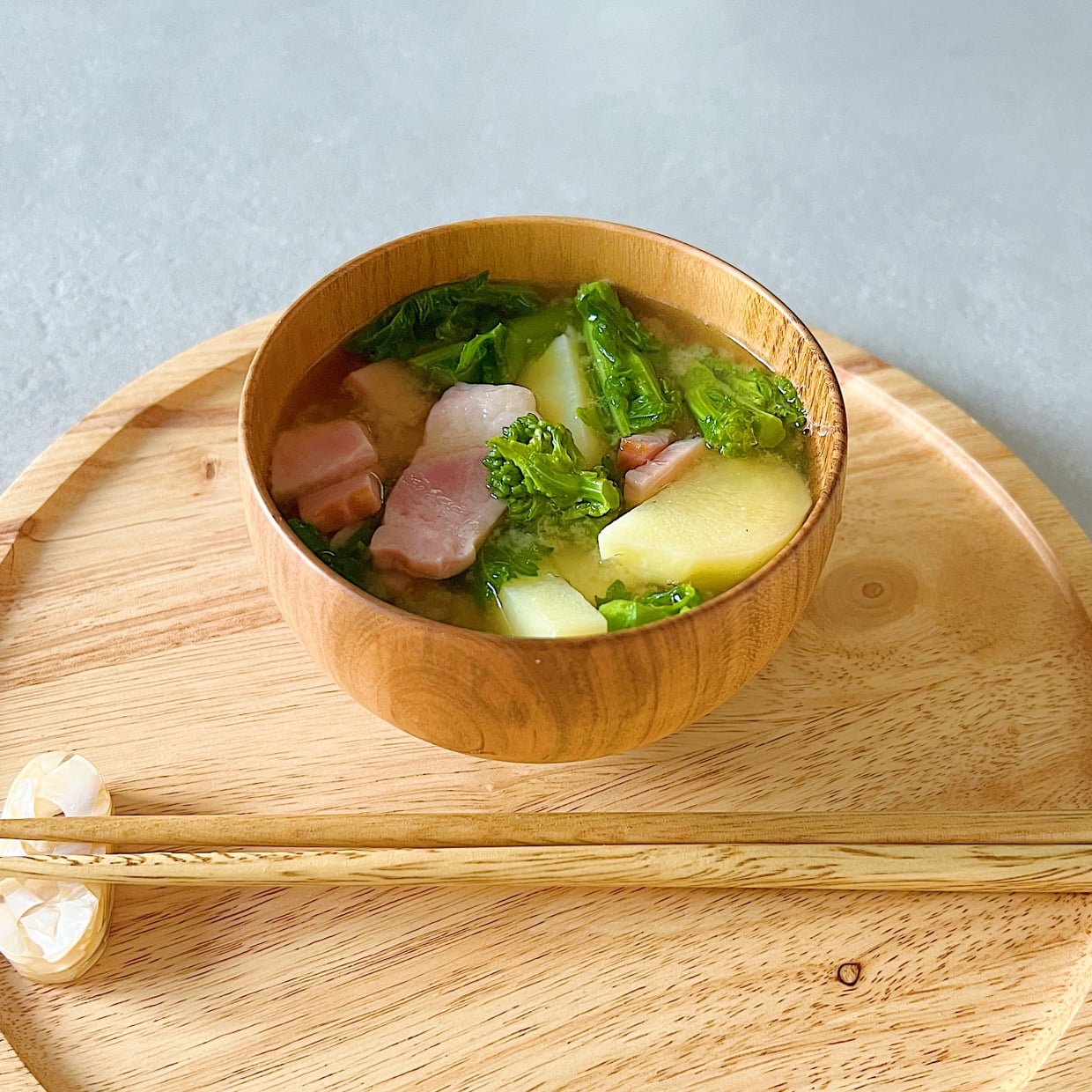  朝「みそ汁」にいれると肌がよろこぶ。“ビタミンCやβ-カロテンを含む春野菜”とは？ 