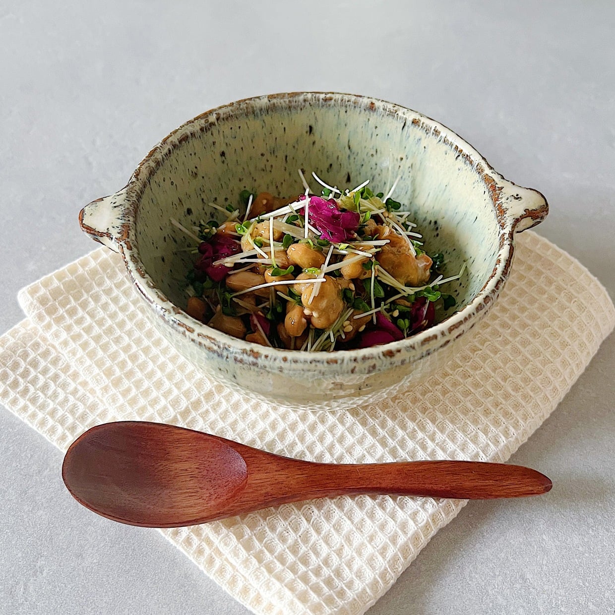  朝「納豆」にいれると腸がよろこぶ。“シミ予防に取り入れたい食材”とは？ 