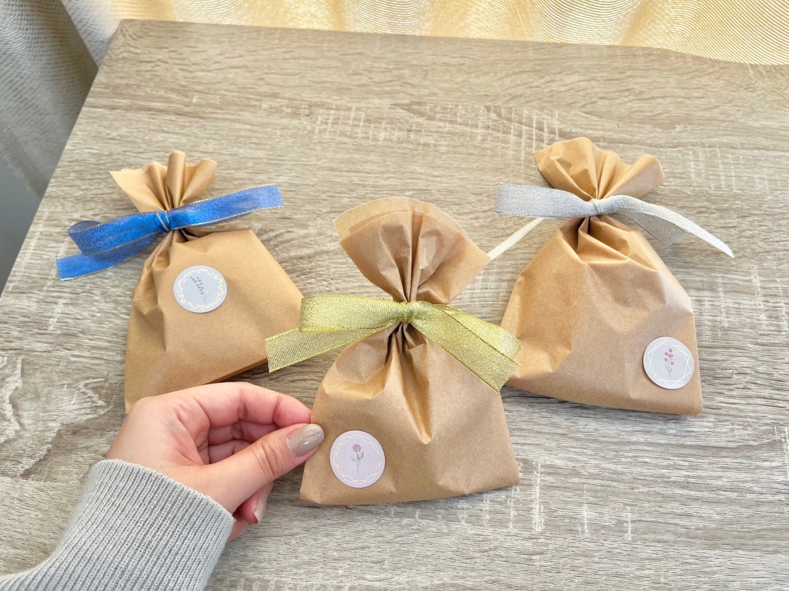 クッキングシートでお菓子をラッピングする