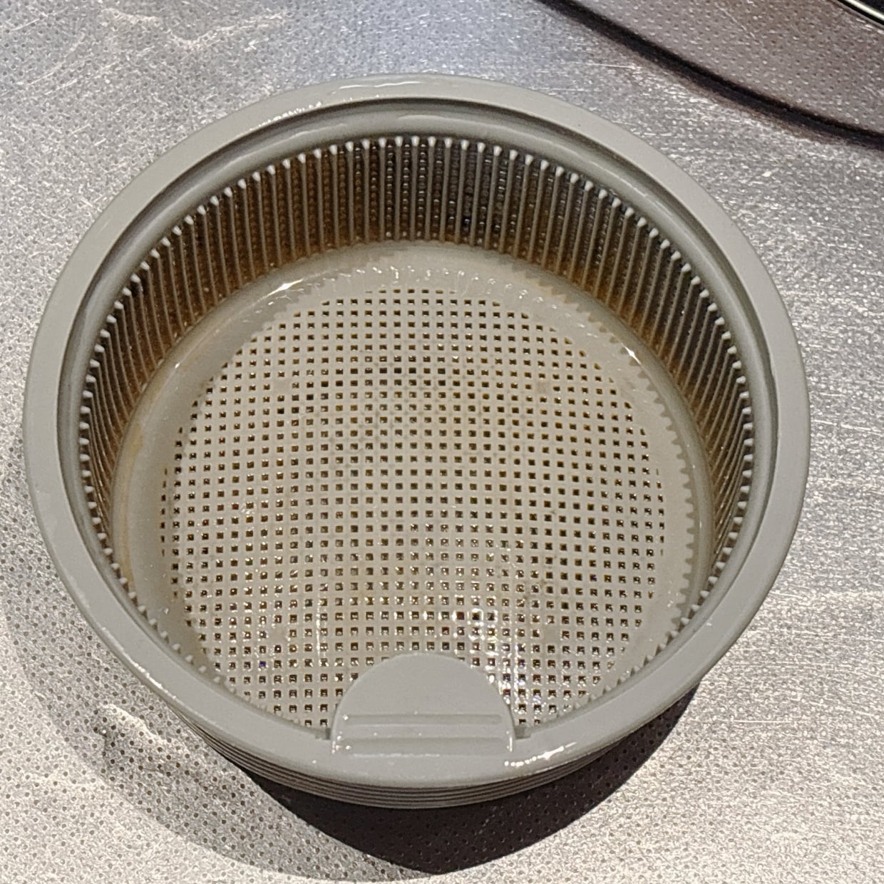  “細かい網目に入り込んだヌメリ”を一掃！キッチン排水口の「ゴミ受け黄ばみ」が“スルンと落ちる”掃除術 