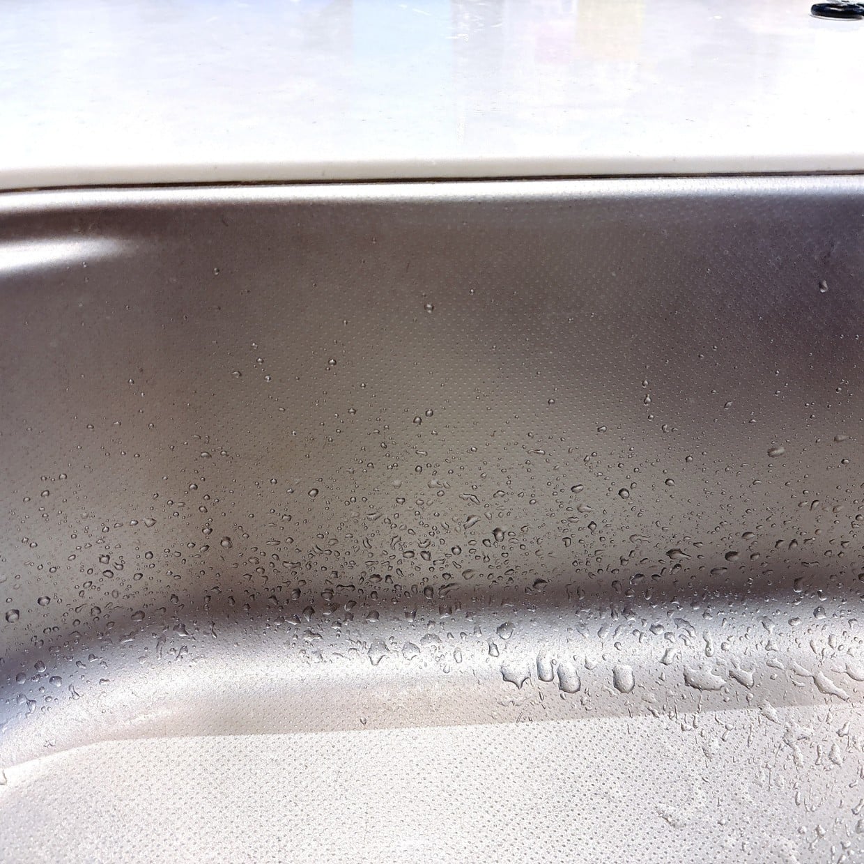 液だれしにくい！「キッチンシンク」の“側面汚れ”をしっかり落とす掃除テク「密着する」「清潔すっきり」