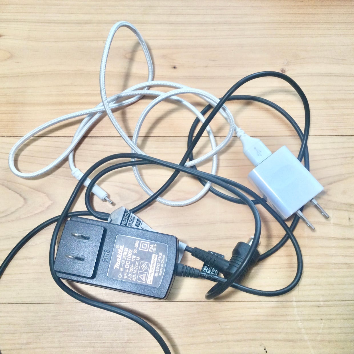  もう絡まない！「充電ケーブル」が“ぐちゃぐちゃになるのを防ぐ”まとめ方「すっきりまとまる」 