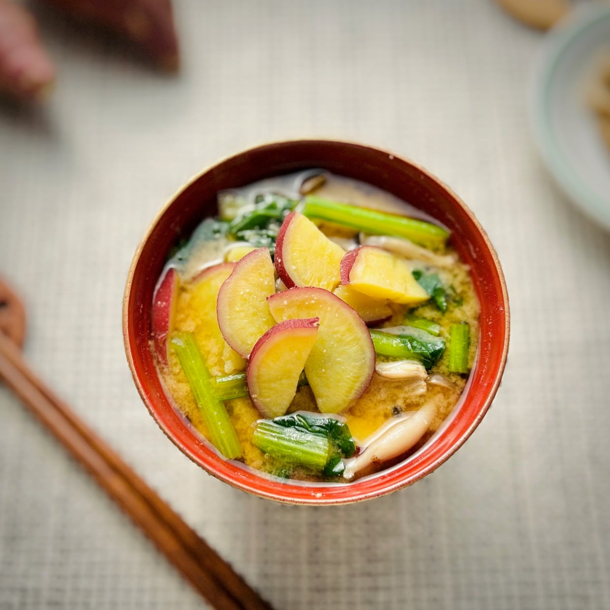  「みそ汁」に入れると腸がよろこぶ。“冬の胃腸にやさしい食物繊維がたっぷりな食材”とは？ 