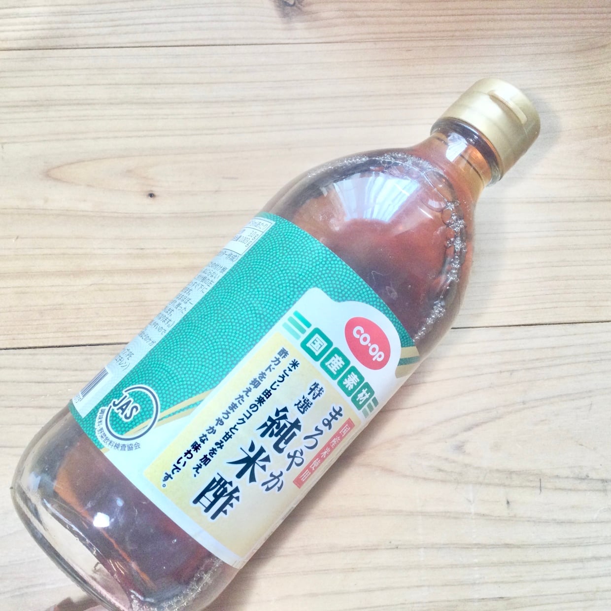  「賞味期限が切れたお酢」すぐ捨てないで！キッチンペーパーにしみ込ませると…「困ってたから助かる」 
