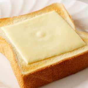 「大さじ1足すだけ」いつものチーズトーストがもっとやみつきになる“意外な調味料”「定番になりそう」