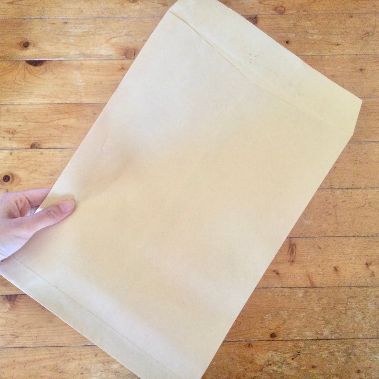  普通のひらべったい「茶封筒」にマチができる!?卒業シーズンにも活躍する“オリジナルラッピング術” 