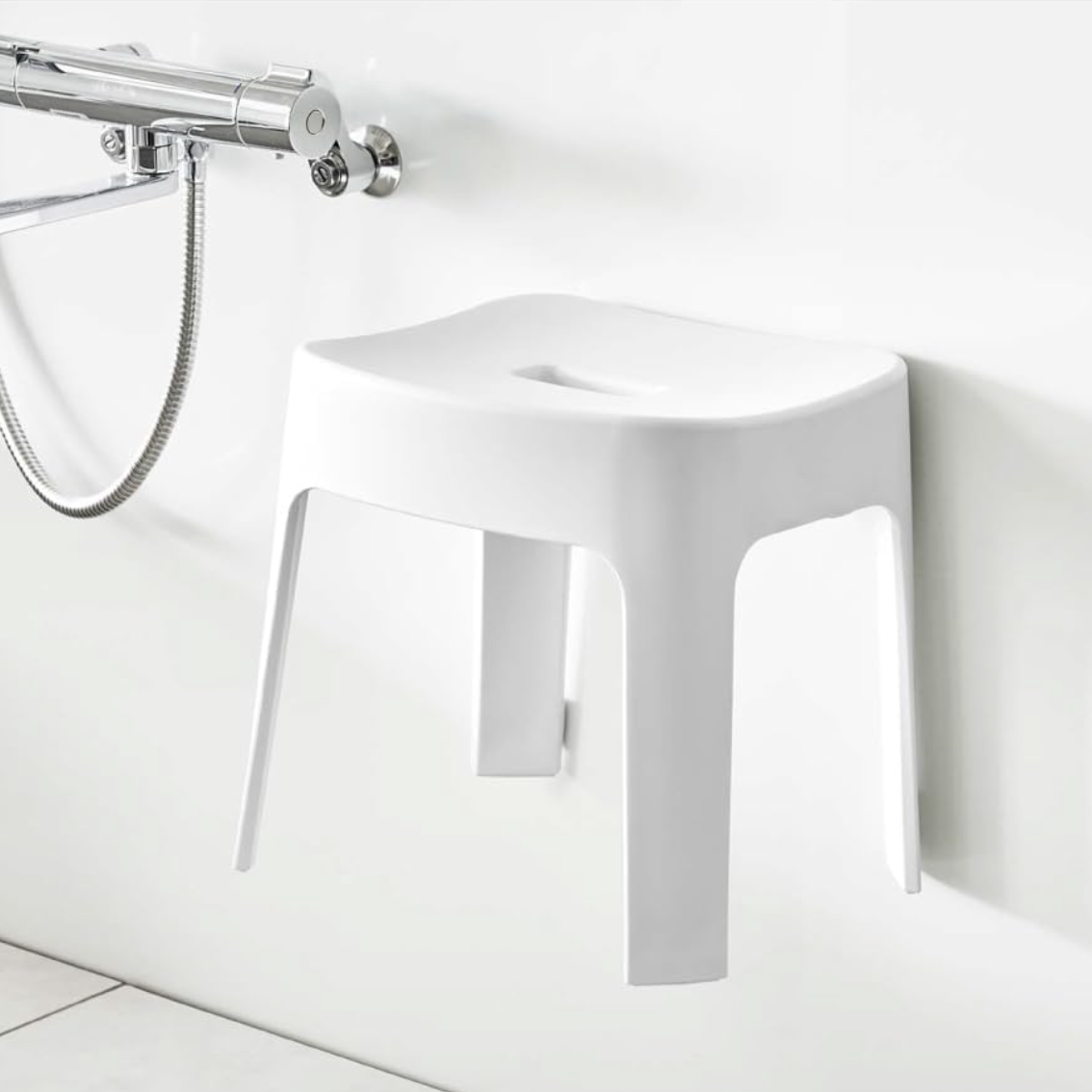  もっと早く買えばよかった…。お風呂の床掃除が想像以上に快適になる！山崎実業の「空中イス」が最高。 