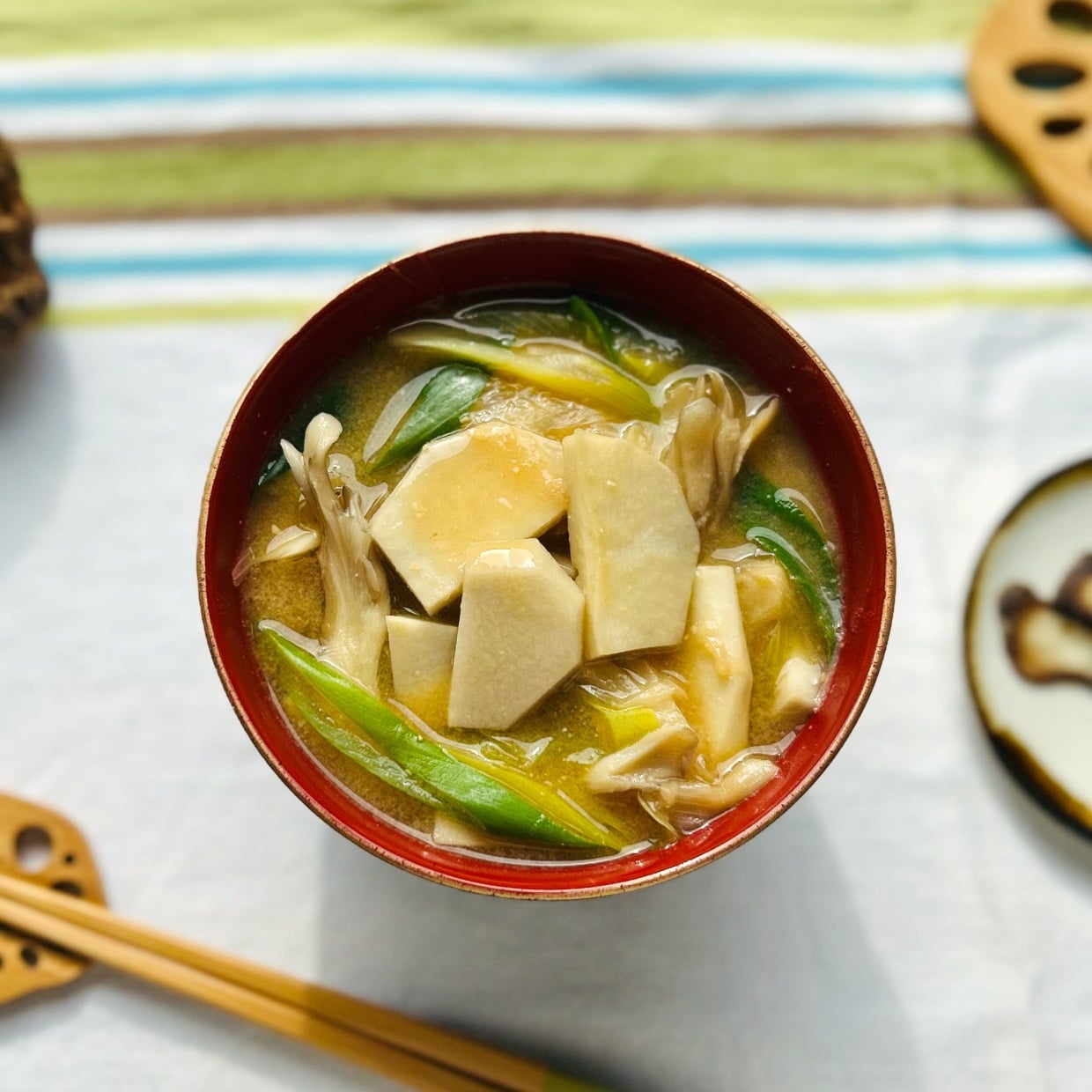  朝「みそ汁」にいれると胃がよろこぶ。“食物繊維がたっぷりな2つの食材”とは？ 