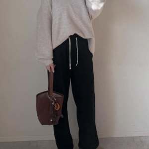 定番アイテムをアップデート！おしゃれさんが実践する【黒パンツ】垢抜けコーデ3選