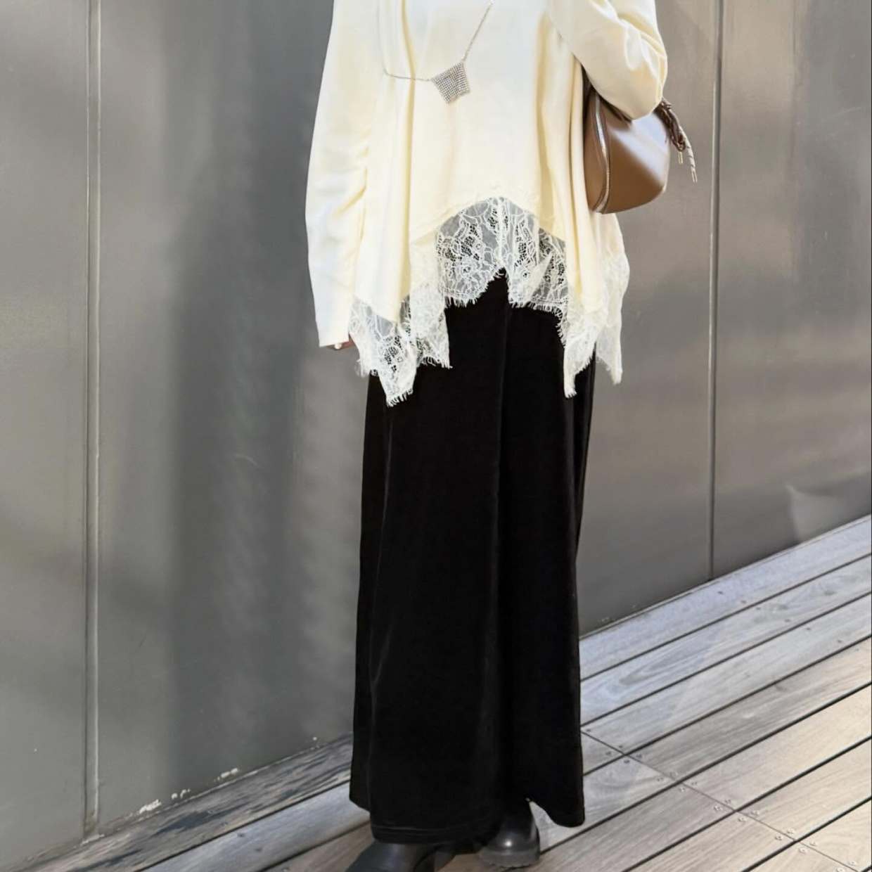  「おしゃれさんだよね」と噂されちゃう。自然な抜け感が出る“黒スカートコーデ術”3選 