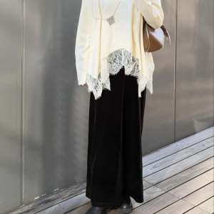 「おしゃれさんだよね」と噂されちゃう。自然な抜け感が出る“黒スカートコーデ術”3選