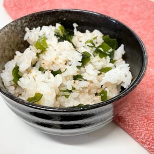 食物繊維たっぷり！“わかめ”に合わせたいたんぱく質を含む食材とは？「腸がよろこぶ」