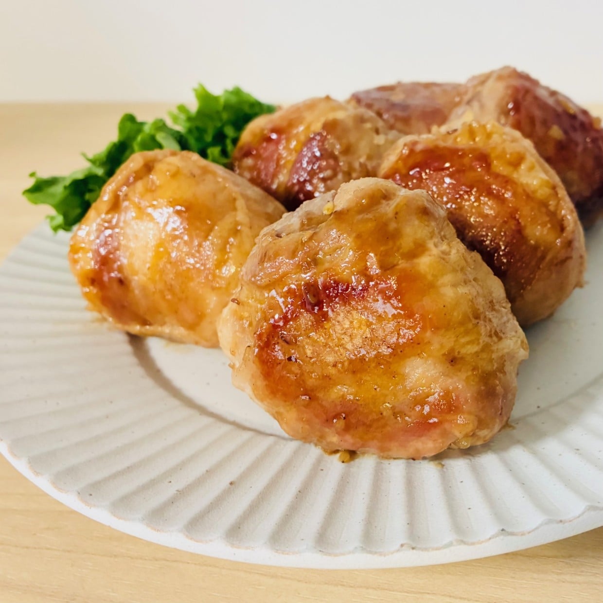 手軽＆満足感もすごい！小ぶりで食べやすい「肉巻きおにぎり」の作り方「とろ～り食材もクセになる」