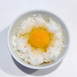 白い粉「3ふり」するだけ。卵かけごはんの味が濃く感じるおいしい裏ワザ「まろやか」「定番になりそう」