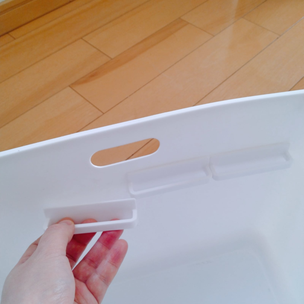  収納ボックスの内側にダイソーの「取っ手」を付けると…？「もうイライラしない」「ピッタリ、すごい」 