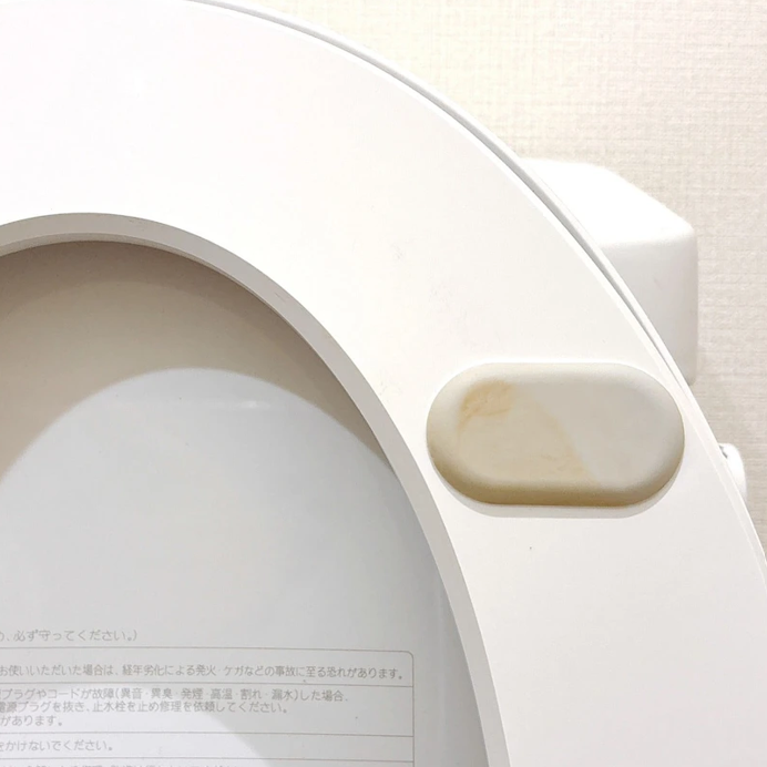  イヤな臭いの原因見つけた…。「便座裏の黄ばみ」をこすらず落とす簡単掃除術「見えない場所も清潔に」 