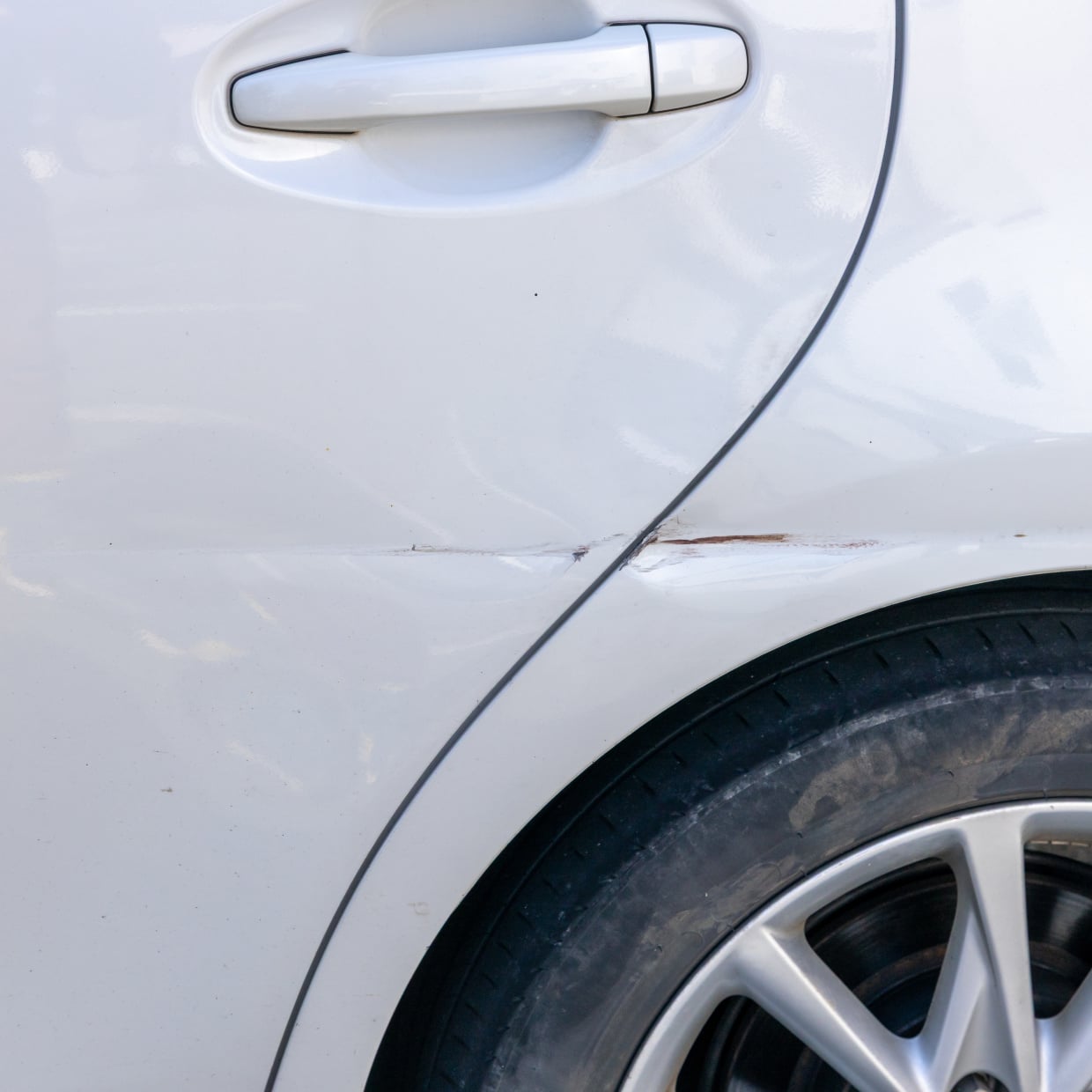  「白って200色あんねん」は本当!?塗料選びに失敗しない「自分の車のカラー」を“正しく知る方法” 