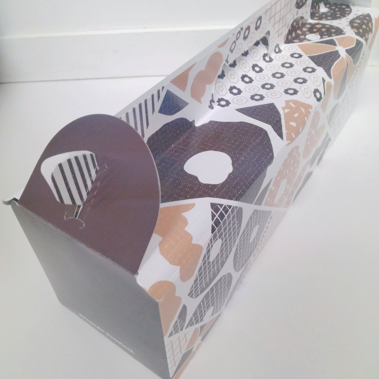  「ドーナツの箱」が冷蔵庫に入らない…テープなしでコンパクトにする簡単アイデア「折るだけ」「簡単！」 