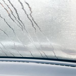 知らなかった。意外と使いわけできていない「車の窓ガラスの曇り」を解消する“3つの機能”
